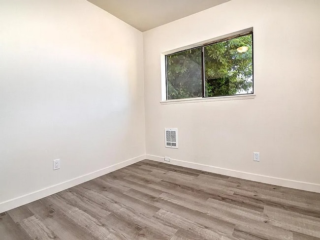 Building Photo - 3 BR / 1 BA in nicely updated duplex in No...