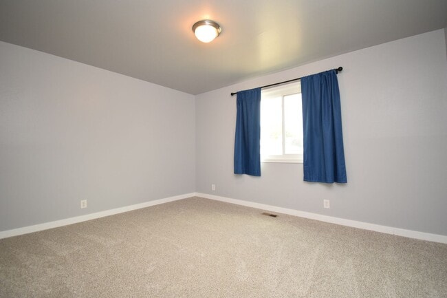 Building Photo - Comfortable Kearns 4-Bed Home with Spacious layout & Private Yard