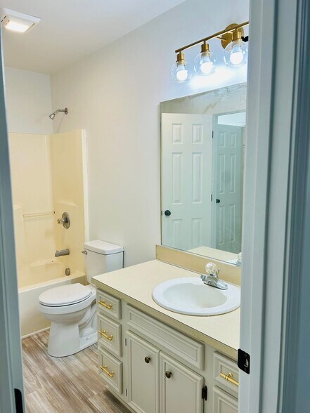 Building Photo - 3235 White Oak Ct