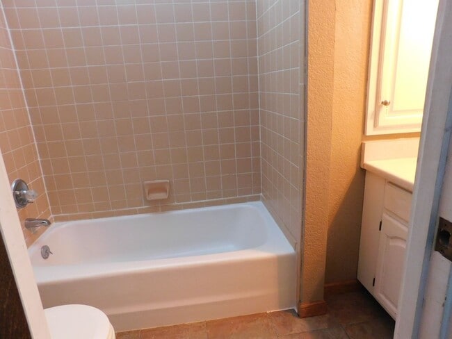 Building Photo - Spacious in the Redlands