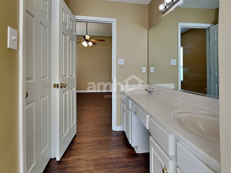 Building Photo - 4317 Aylesbury Dr