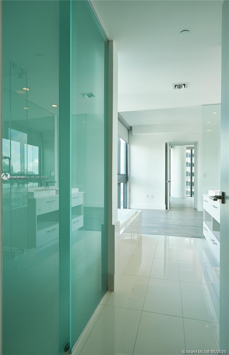 Building Photo - 650 NE 32nd St