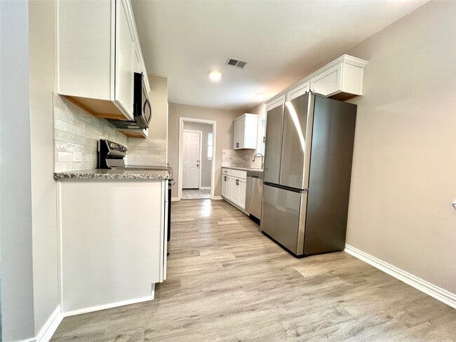 Building Photo - 813 Cedar Lawn Dr