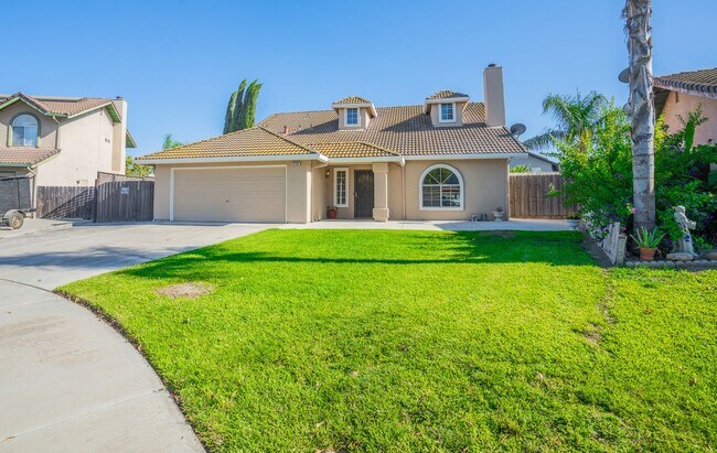Building Photo - BEAUTIFUL 4 BEDROOM HOME WITH SWIMMING POOL!
