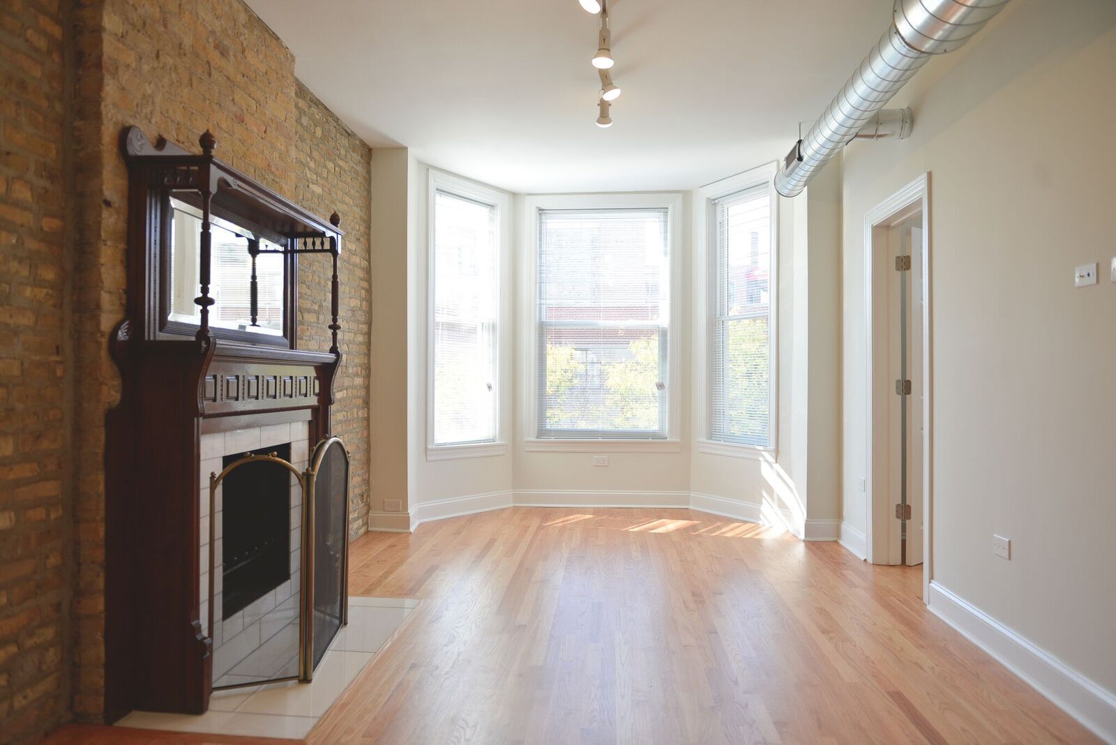 Building Photo - 1343 N Wells St