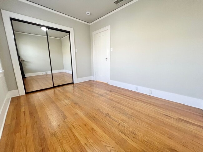 Building Photo - Pristine 3 Bedroom Craftsman House in Belm...