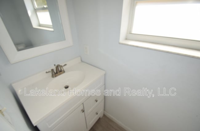 Building Photo - 939 Castle Way