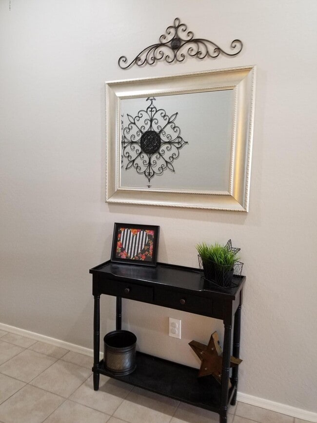 Building Photo - 1932 E Ravenswood Dr