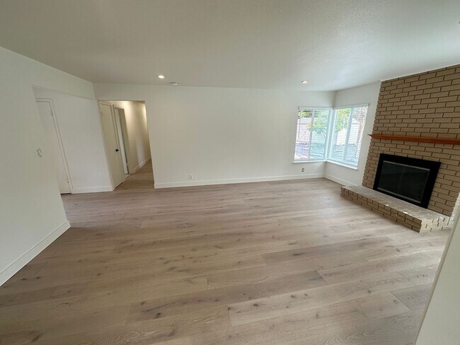 Building Photo - 4 Bed 2 Bath Single Family Home In Walnut Creek (Remodeled)