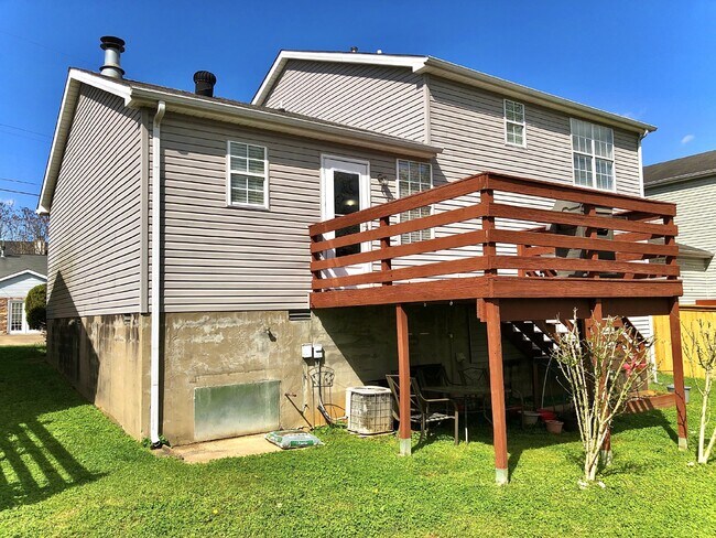 Building Photo - 3Bed/2Bath in Hendersonville with Communit...