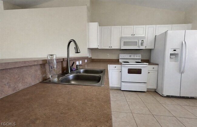 Building Photo - 2010 NE 13th Pl