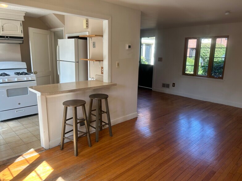 Pleaseant views, opens to a courtyard - 36 Pierce Rd