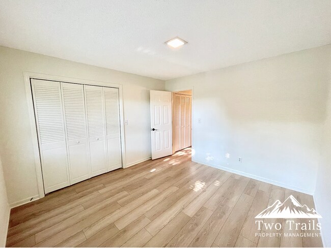 Building Photo - 100 Meadow Park Ln
