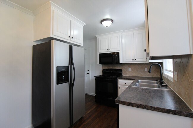 Building Photo - 2 Bedroom 1 Bath Home in Roeland Park