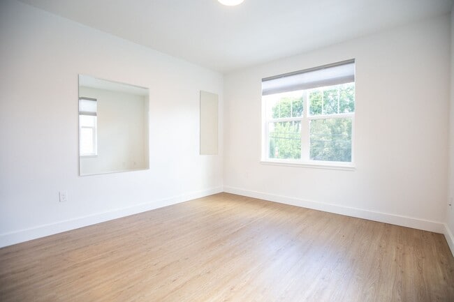 Building Photo - Detached above Garage Studio Available in SE - Brooklyn Neighborhhod