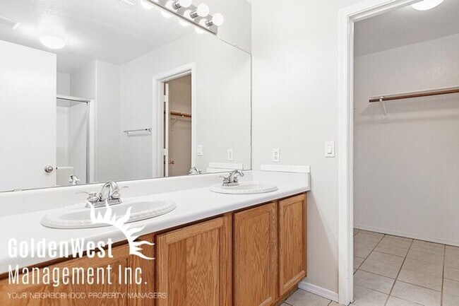 Building Photo - Spacious 3Bdm 2Ba Home in Quiet Neighborhood!