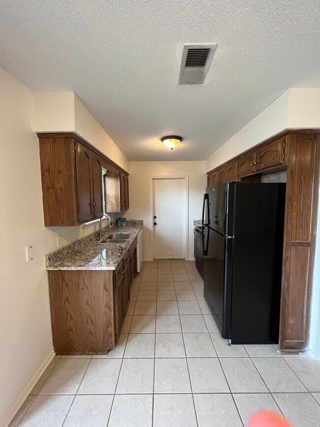 Building Photo - 3 Bed 2 Bath House with 2 Car Garage.
