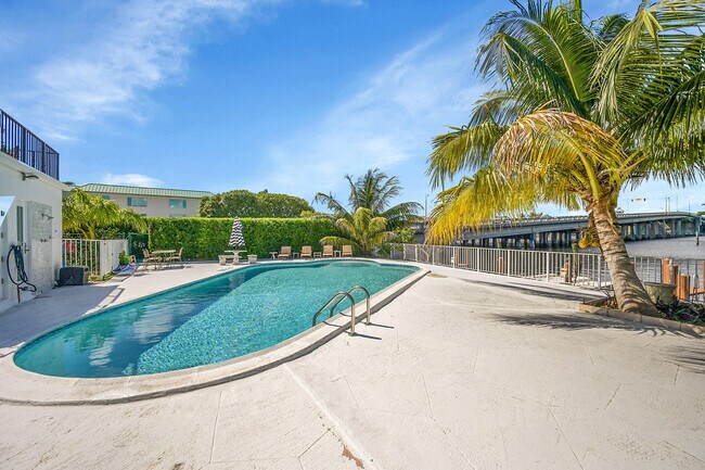 Building Photo - 1702 S Ocean Blvd