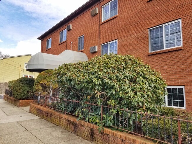 Building Photo - 2bed1ba, Newly remodeled condo on 1st floor. On bus line.