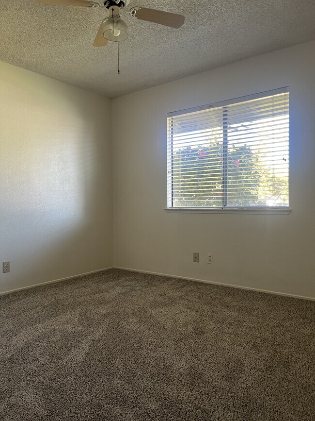 Building Photo - 800 Andrew Dr