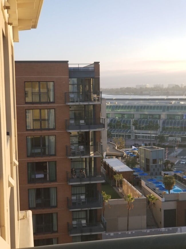 Building Photo - Downtown  1-Bed plus Loft 1bath 1 parking - Steps to Petco Park