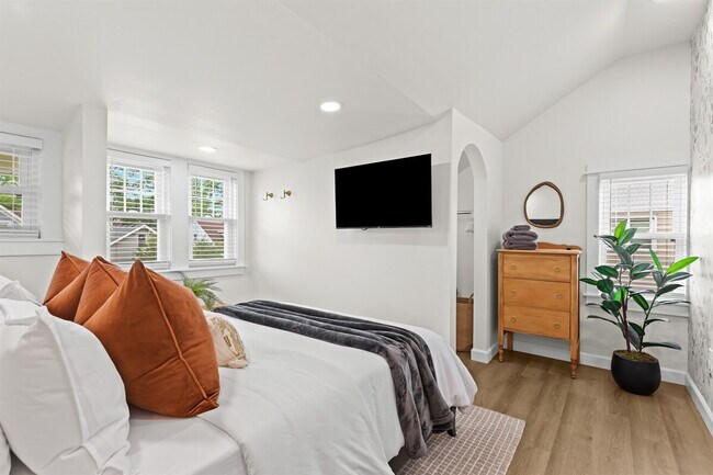 Building Photo - 221 Ardmore Dr