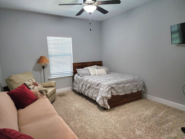 Building Photo - Luxurious 3 Bedroom, 2 Bath Home in the Ex...