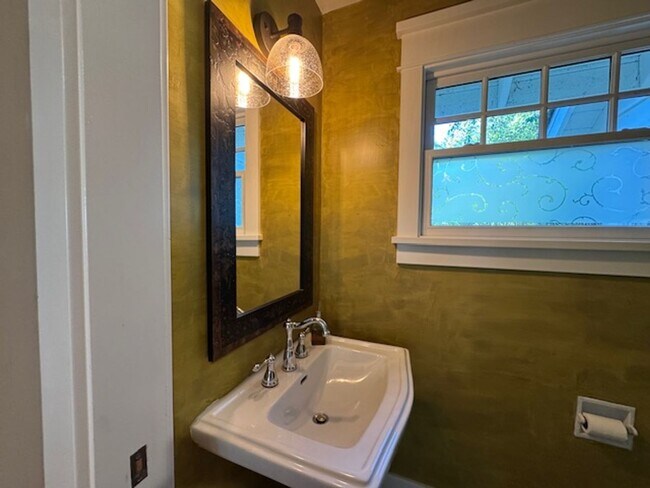 Building Photo - Gorgeous 5 bedroom, 4.5 bath, Westside Dan...