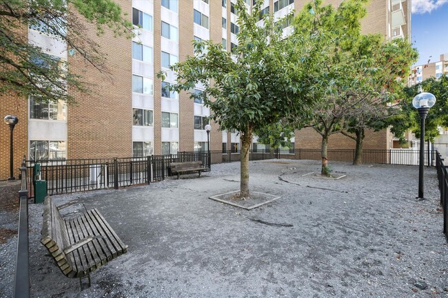 Building Photo - Great 2 Bedroom 2 Bath in Van Ness DC!