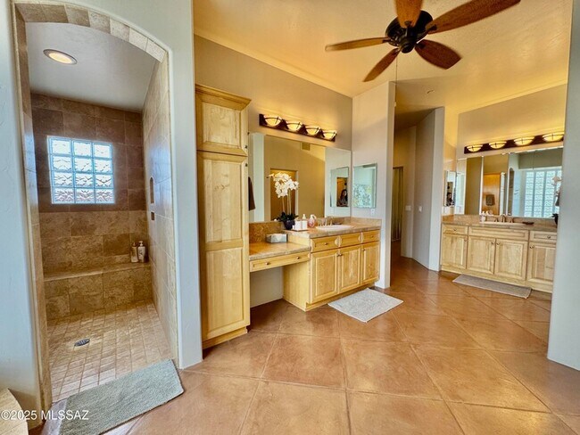 Building Photo - 11096 N Pusch Ridge View Pl