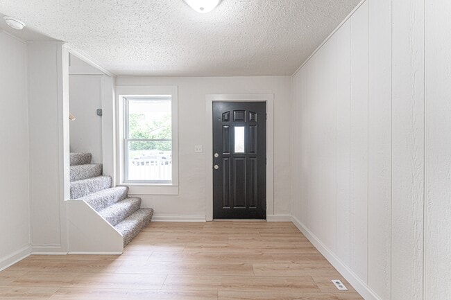 Building Photo - 1155 Hall St