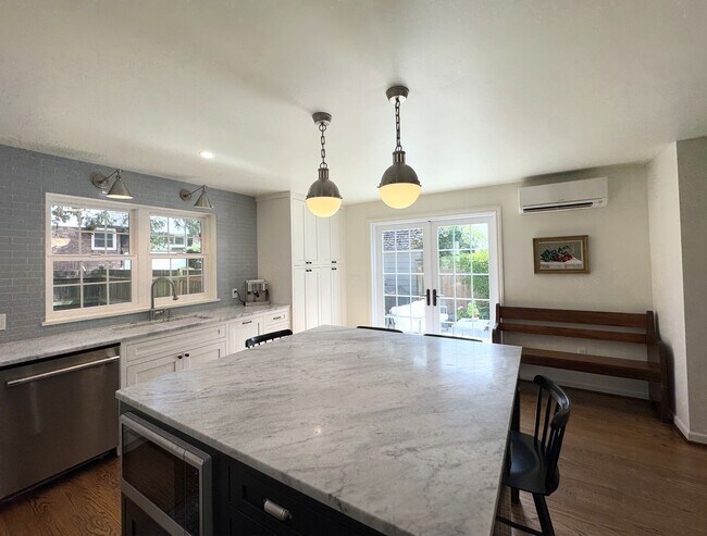Building Photo - 2256 W Viewmont Wy W