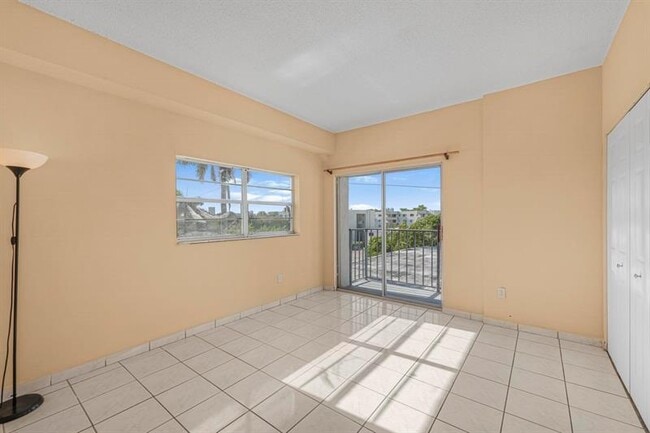 Building Photo - 1960 Marseille Dr