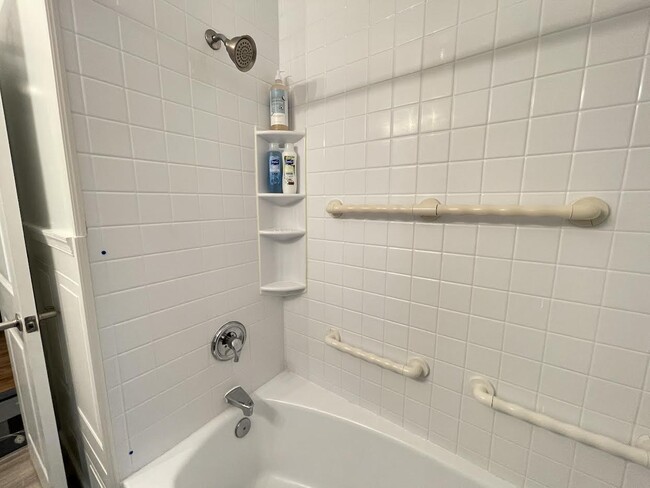 Full size bathroom with shower/tub - 160 Westfall Rd