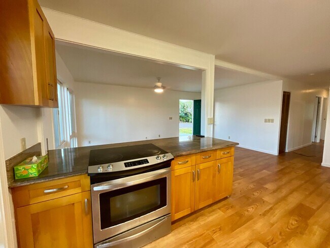 Building Photo - Beautiful, Bright & Airy Beach House--3Bed...