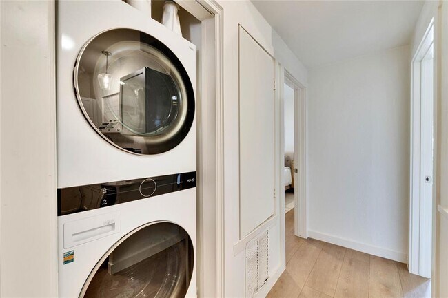 Building Photo - 2216 San Gabriel St