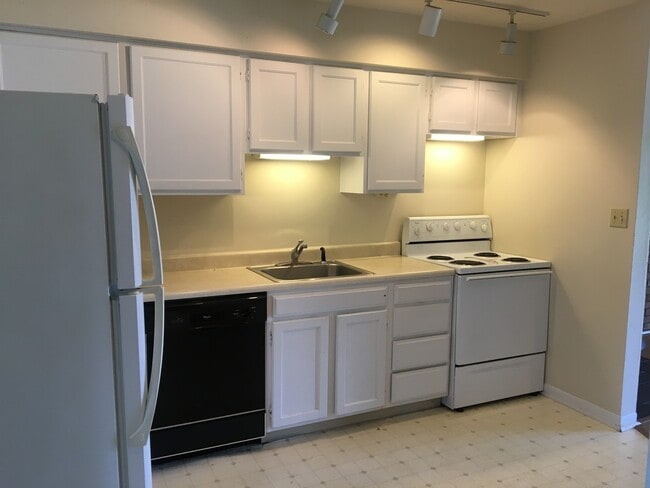 Building Photo - Large 2 Bdrm/2 Bath Condo 1 mile from Lake...