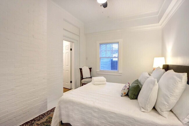 Building Photo - 306 E Victory Dr