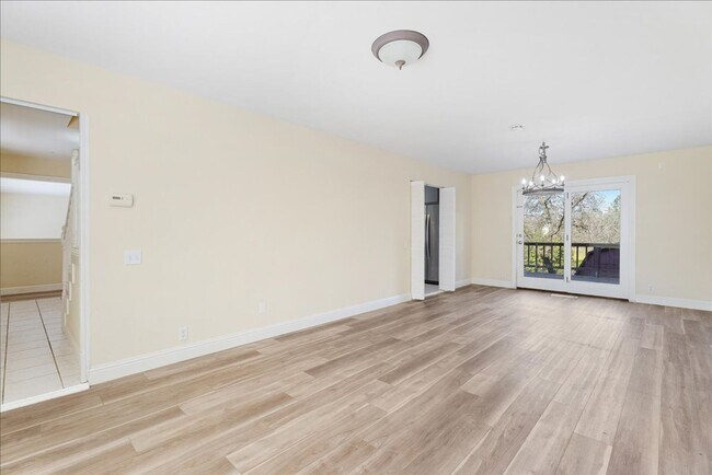 Building Photo - 2717 Knollwood Dr