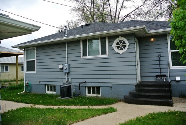 Building Photo - 2 Bedroom House!