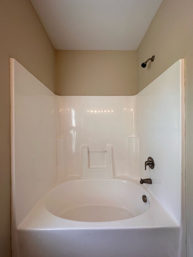 Building Photo - Perfect on Pineflat!