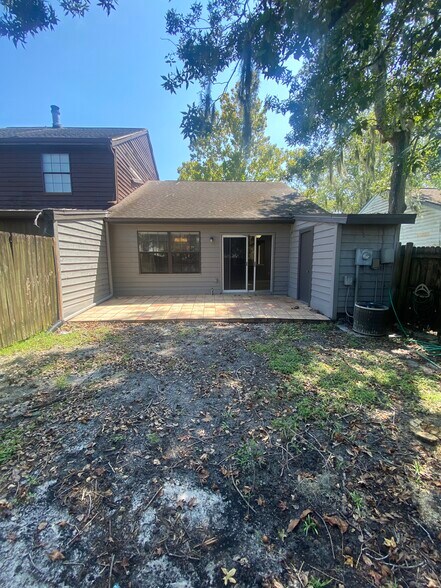 Building Photo - 950 Village Dr