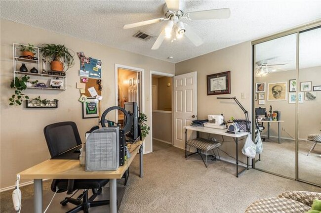 Building Photo - 2 Bd / 2 Ba Townhome Minutes Away From Campus & Downtown!