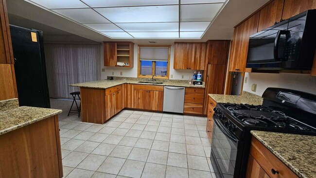 Building Photo - Large House with beautiful landscaping and mission mountain views