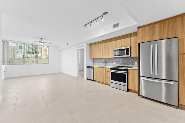 Primary Photo - 2150 N Bayshore Dr