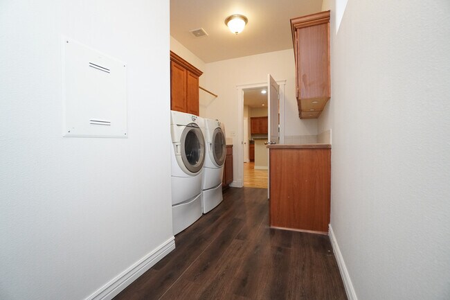 Building Photo - 11565 W Zachery Ave