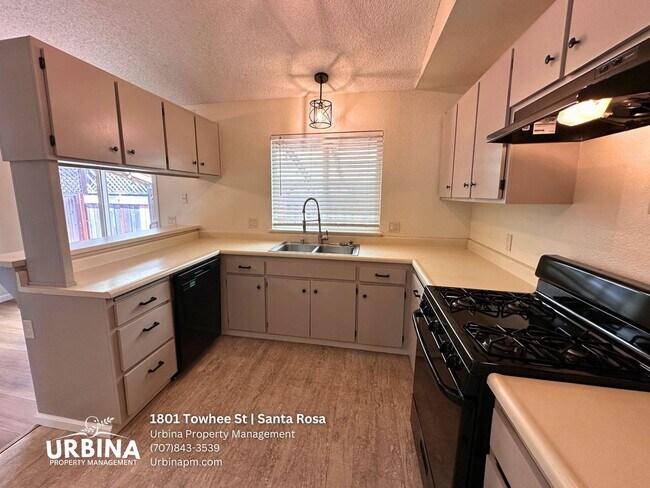 Building Photo - 1801 Towhee Dr