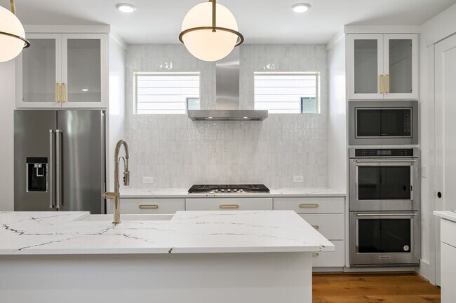 Building Photo - Modern 4-bedroom, 4-bathroom Custom Home D...