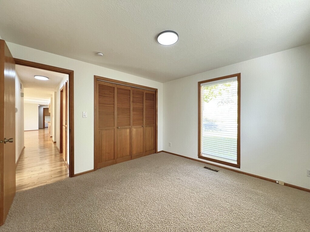 Building Photo - 2909 N Hillway Dr