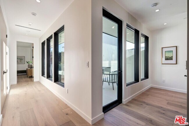 Building Photo - 16879 Mooncrest Dr